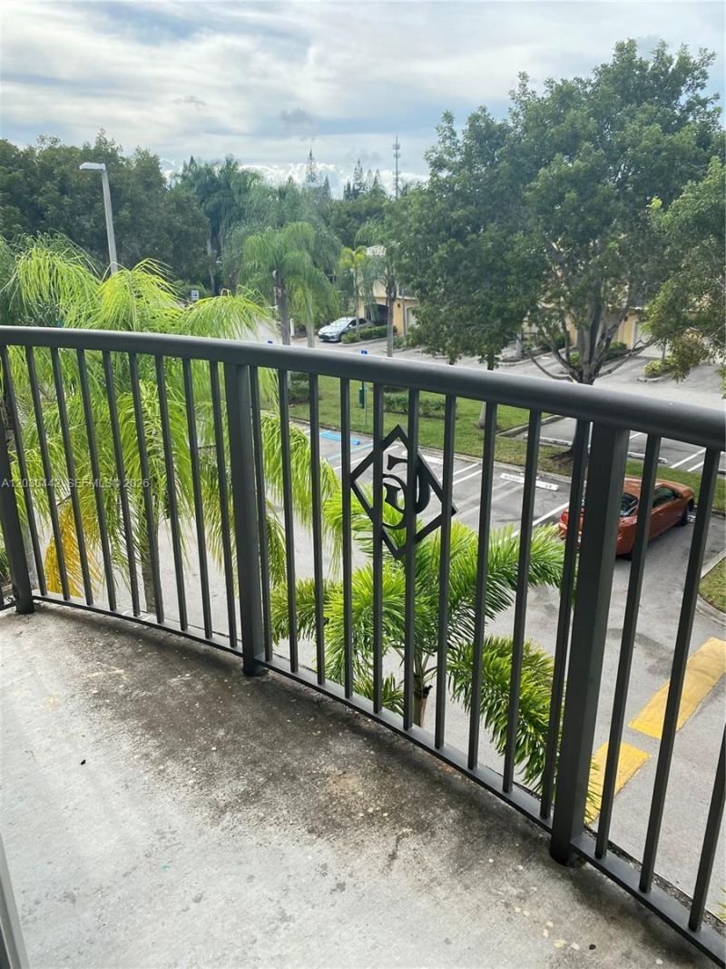 300 N Crestwood Ct N, Unit 310, Royal Palm Beach, FL 33411 Photo