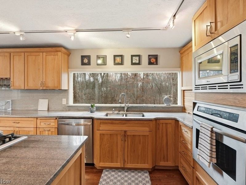 905 Heritage Lane, Bath, OH 44333 Photo 12