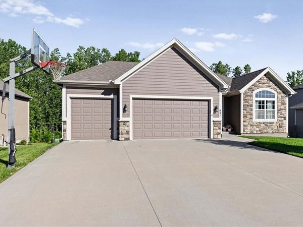 931 N Oak Terrace, Tonganoxie, KS 66086