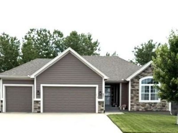 931 N Oak Terrace, Tonganoxie, KS 66086