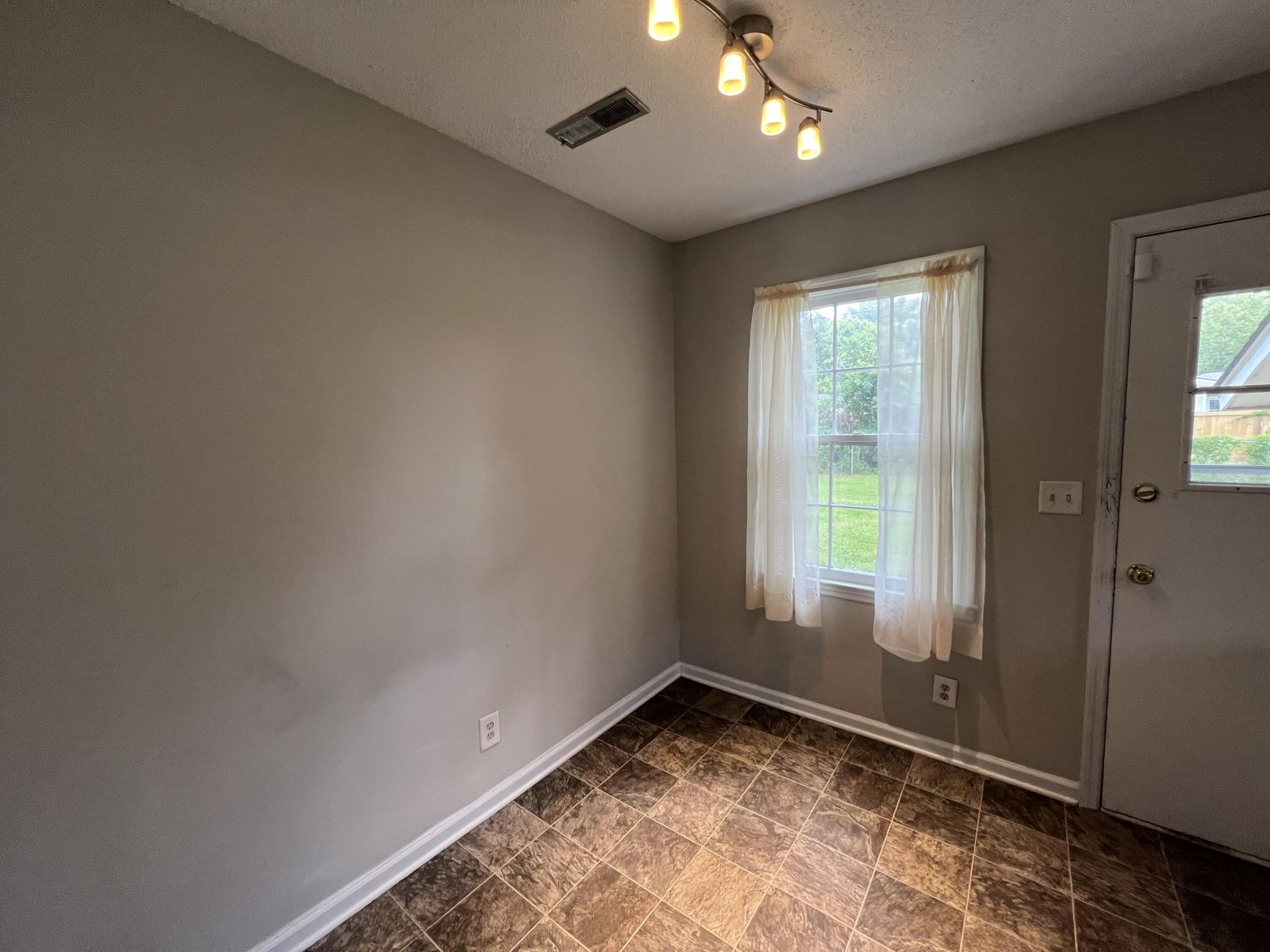 103 Dorchester Manor Boulevard Photo 4