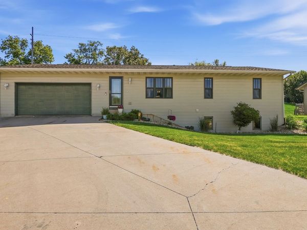 738 Walnut Ridge Street, Peosta, IA 52068