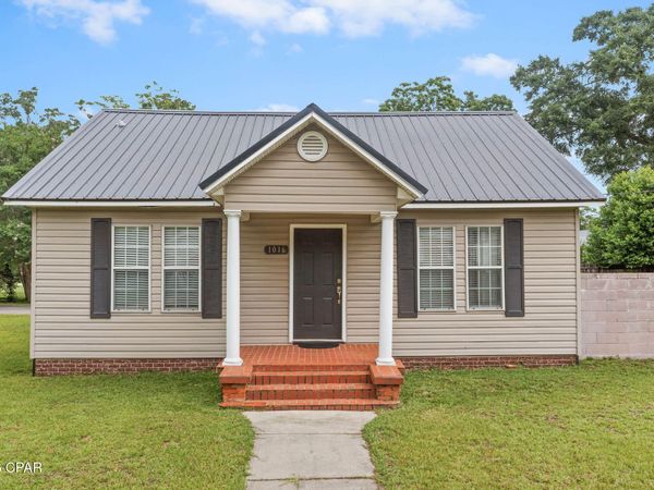 1016 10th Avenue , Graceville, FL 32440