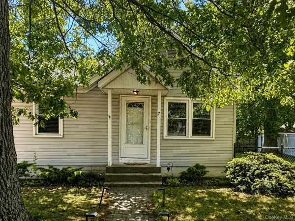 9 Bolton Drive , Patchogue, NY 11772