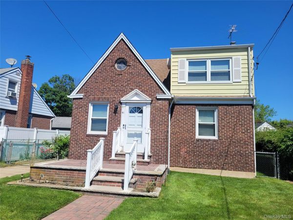 41 Nassau Boulevard , West Hempstead, NY 11552