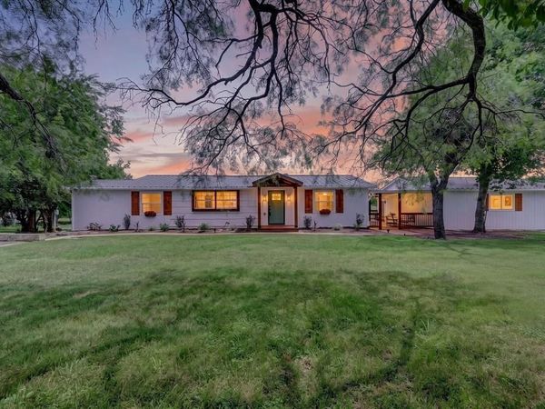 704 Spring Miller Court, Arlington, TX 76002
