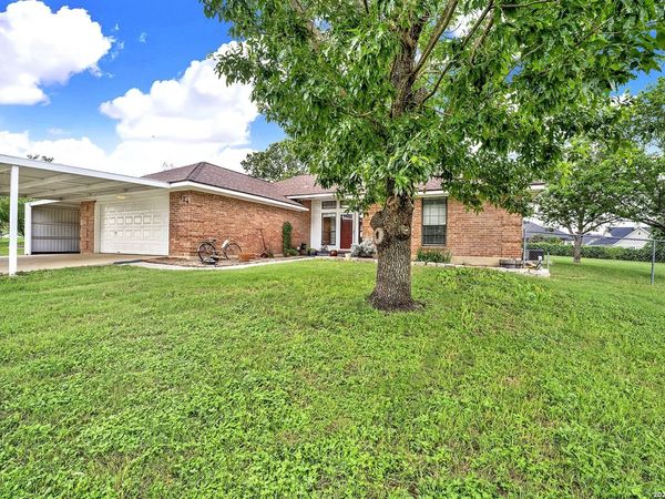 124 Country Gardens, La Vernia, TX 78121