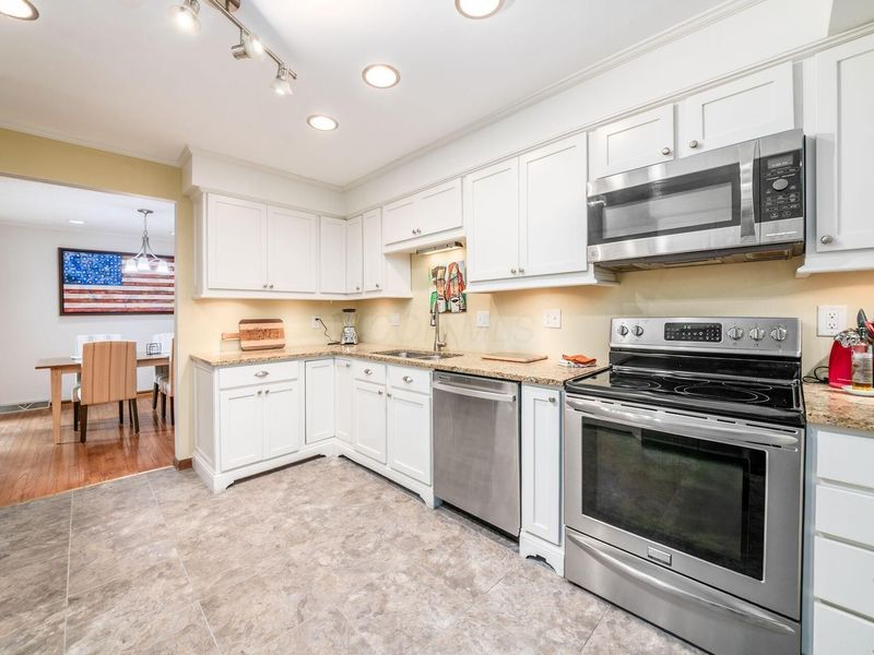 4573 Arlingate Drive W, Columbus, OH 43220 Photo 9