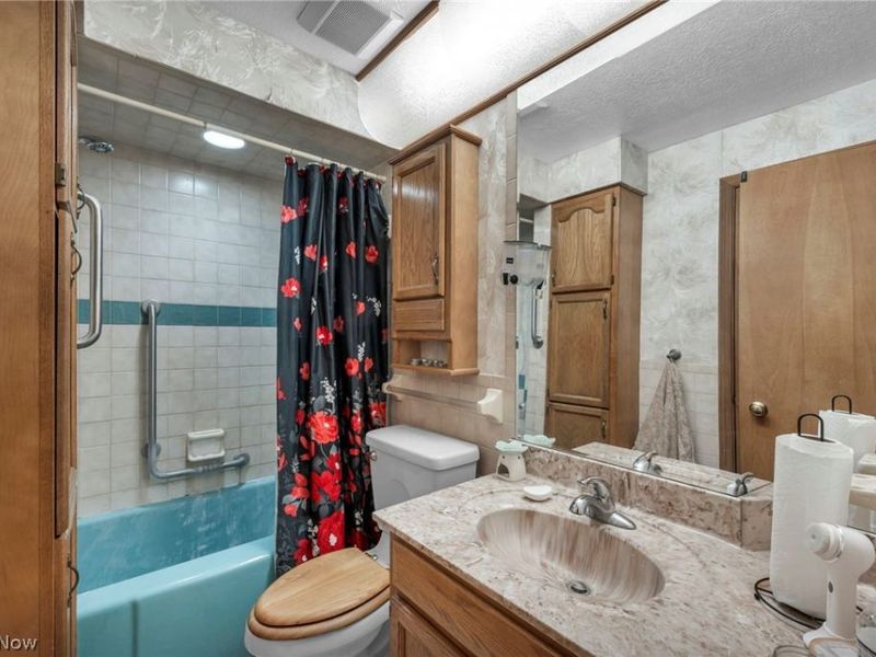 1202 Lawrence Road NE, Canton, OH 44705 Photo 9