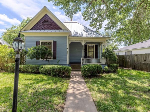 504 Gresham ST , Smithville, TX 78957