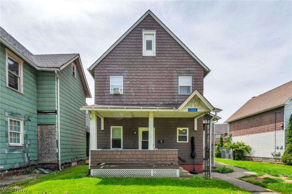 1206 Lawrence Road Ne, Canton, OH 44705 Main Photo