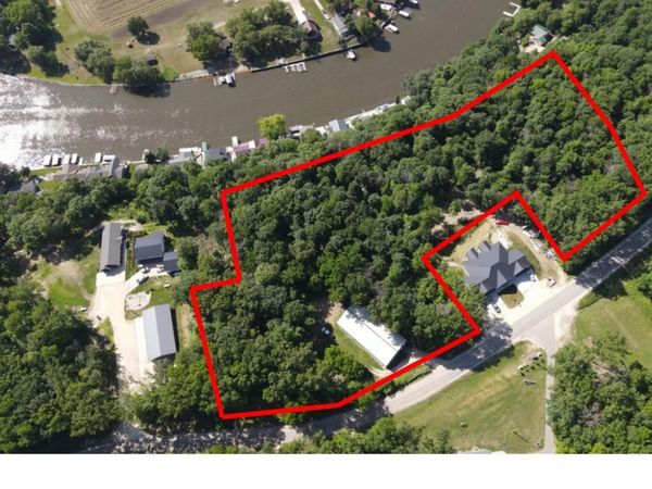 2587 210th Avenue, Delhi, IA 52223