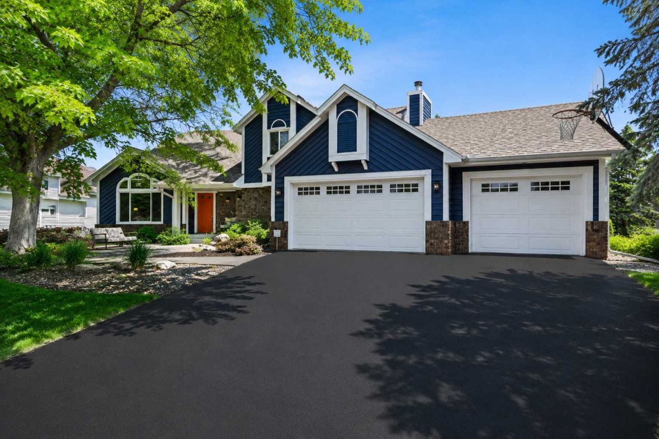4150 Columbine Court , Vadnais Heights, MN 55127