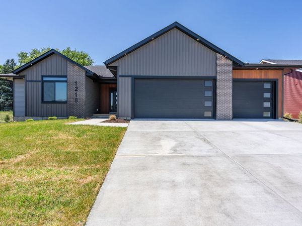 1218 S. 2nd Street, Eldridge, IA 52748