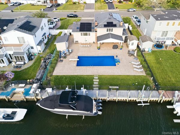 106 Anchorage Drive , West Islip, NY 11795