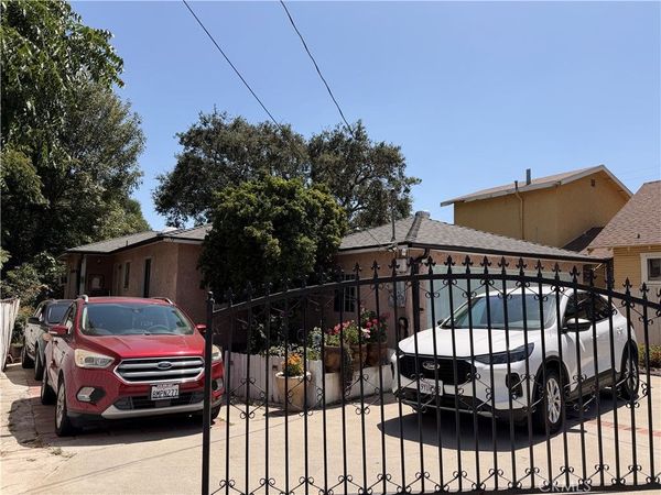 290 E Woodbury Rd , Altadena, CA 91001