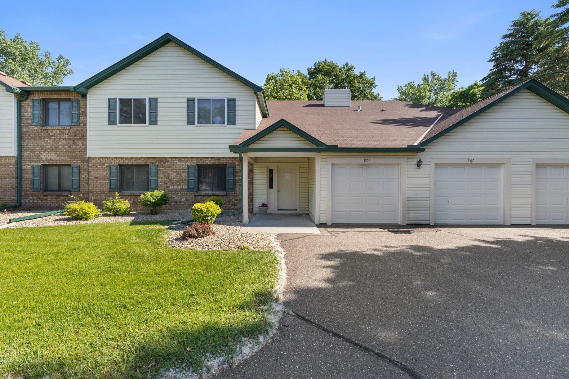 975 Heritage Court E, Vadnais Heights, MN 55127