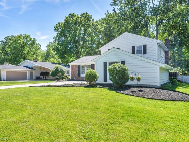 6424 Brighton Drive, North Olmsted, OH 44070 Photo 4