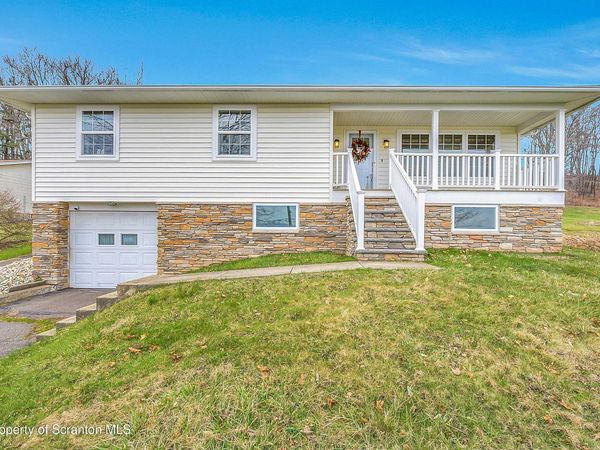 18 9th Street, Blakely, PA 18447