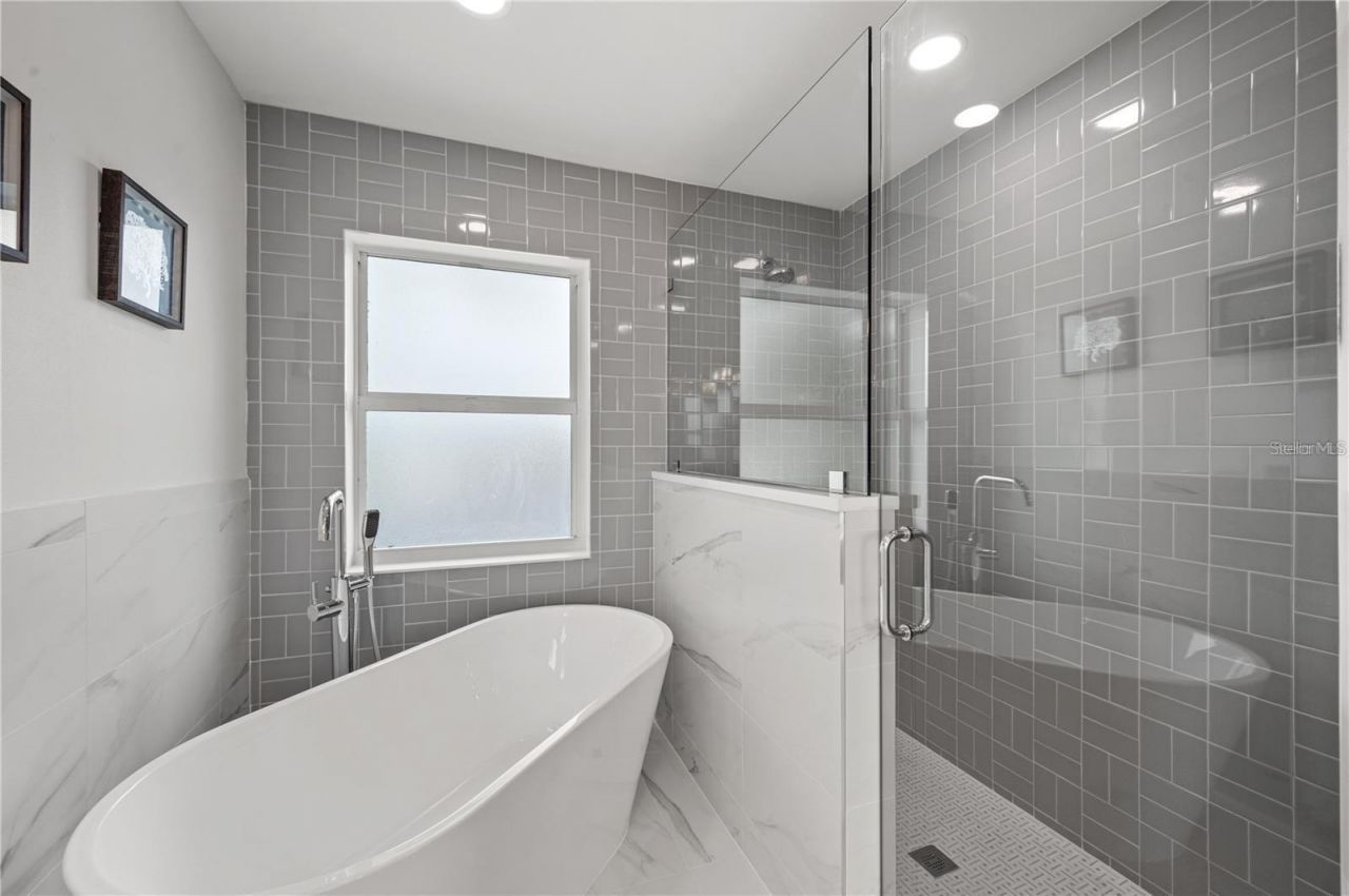 1647 Siesta Drive, Sarasota, FL 34239 Photo