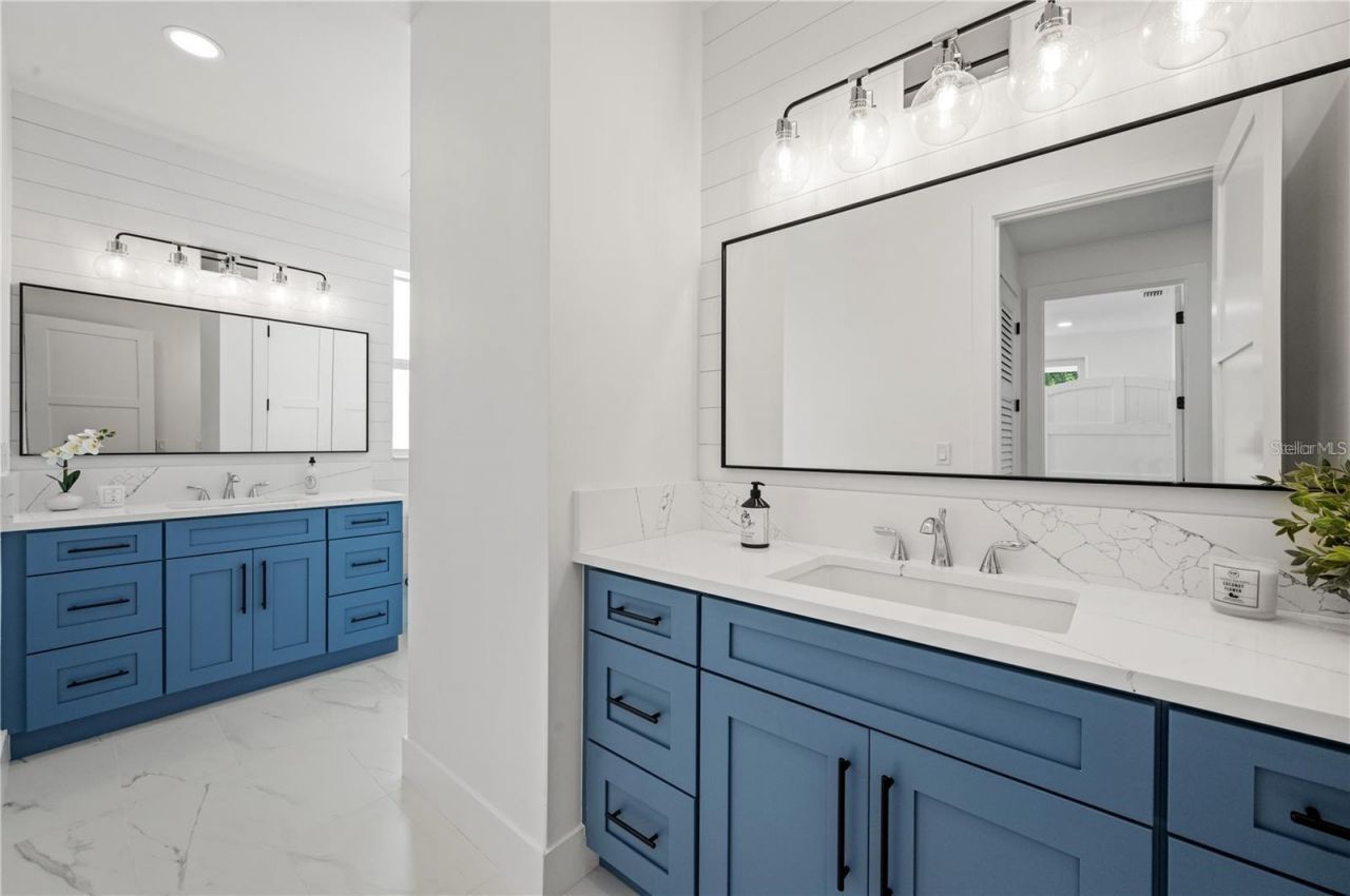 1647 Siesta Drive, Sarasota, FL 34239 Photo