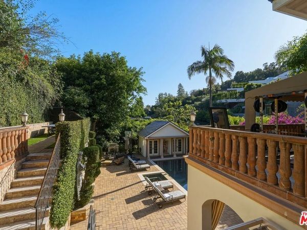 900 Chantilly Road, Los Angeles, CA 90077