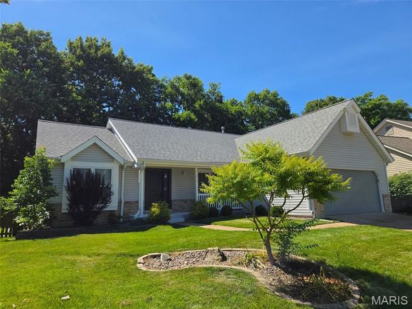 819 Oakmoor Drive, Fenton, MO 63026
