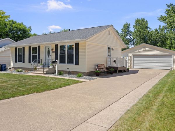 3524 W Columbia Avenue , Davenport, IA 52804