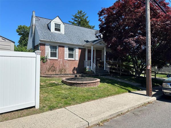 1527 Little Whaleneck Road , Merrick, NY 11566