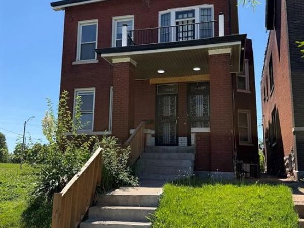 4582 Clarence Avenue, St Louis, MO 63115