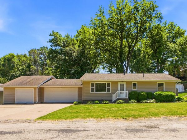 114 DILLAWAY, Muscatine, IA 52761