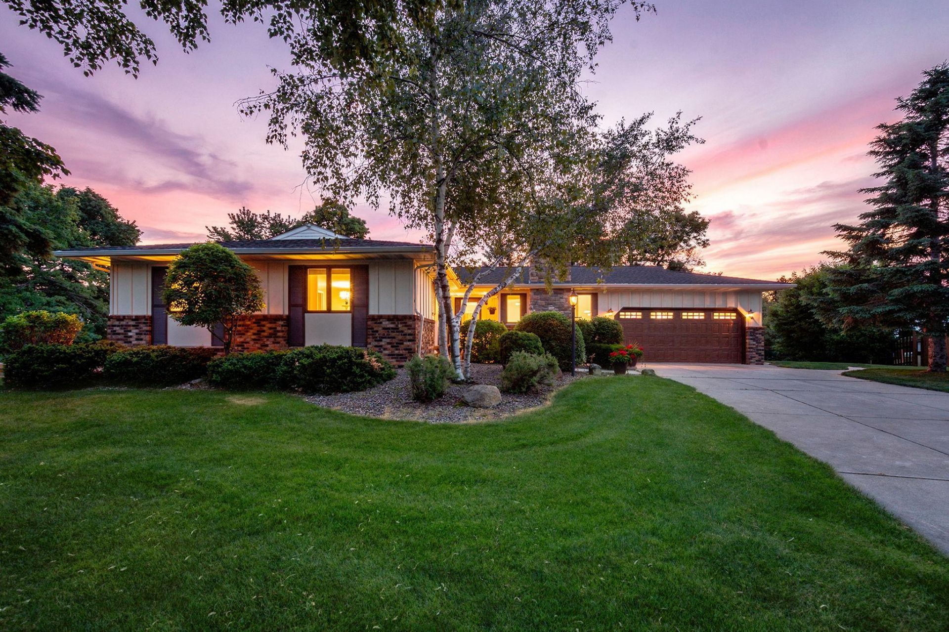 3653 Grenadier Trail N, Oakdale, MN 55128
