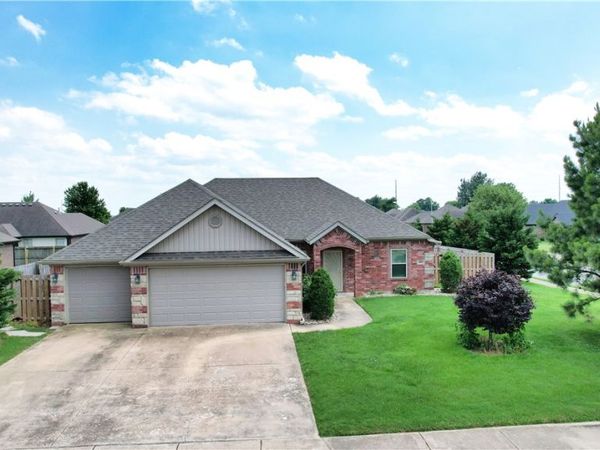 400 Capri Street , Centerton, AR 72719