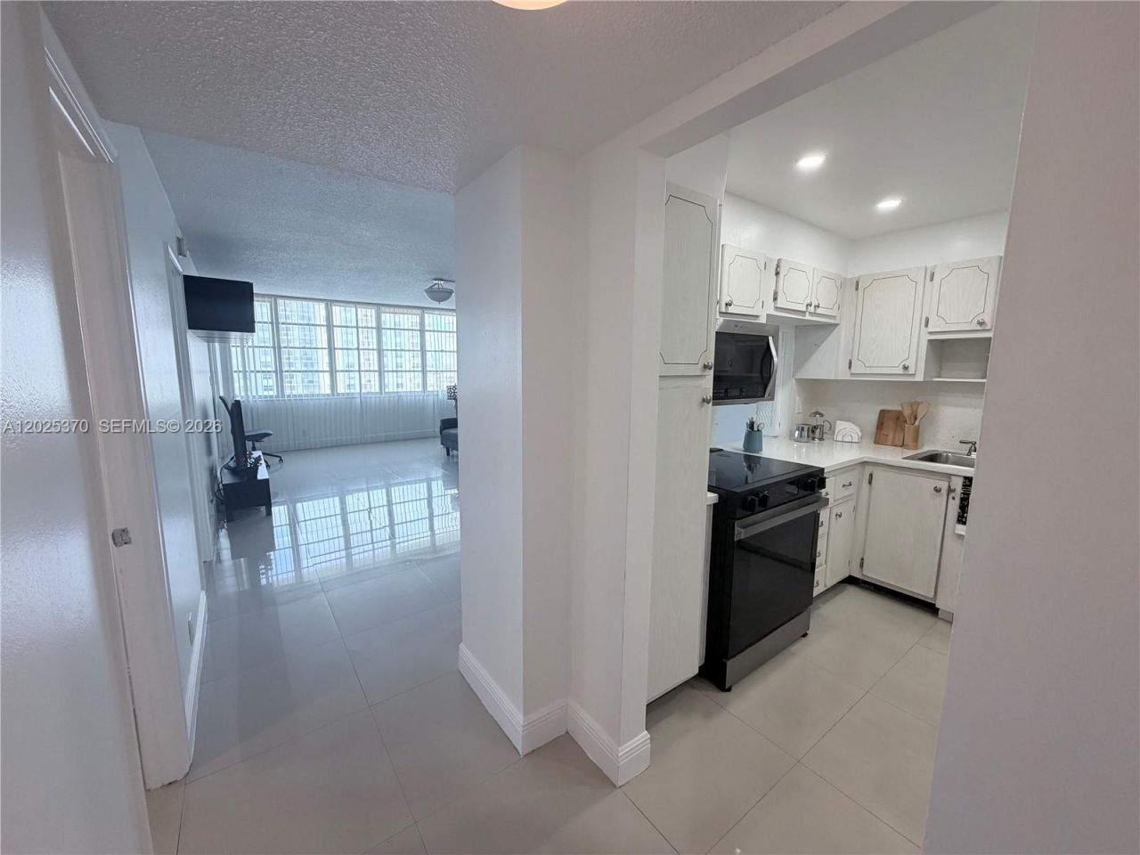 1825 S Ocean Dr, Unit 611, Hallandale Beach, FL 33009 Photo