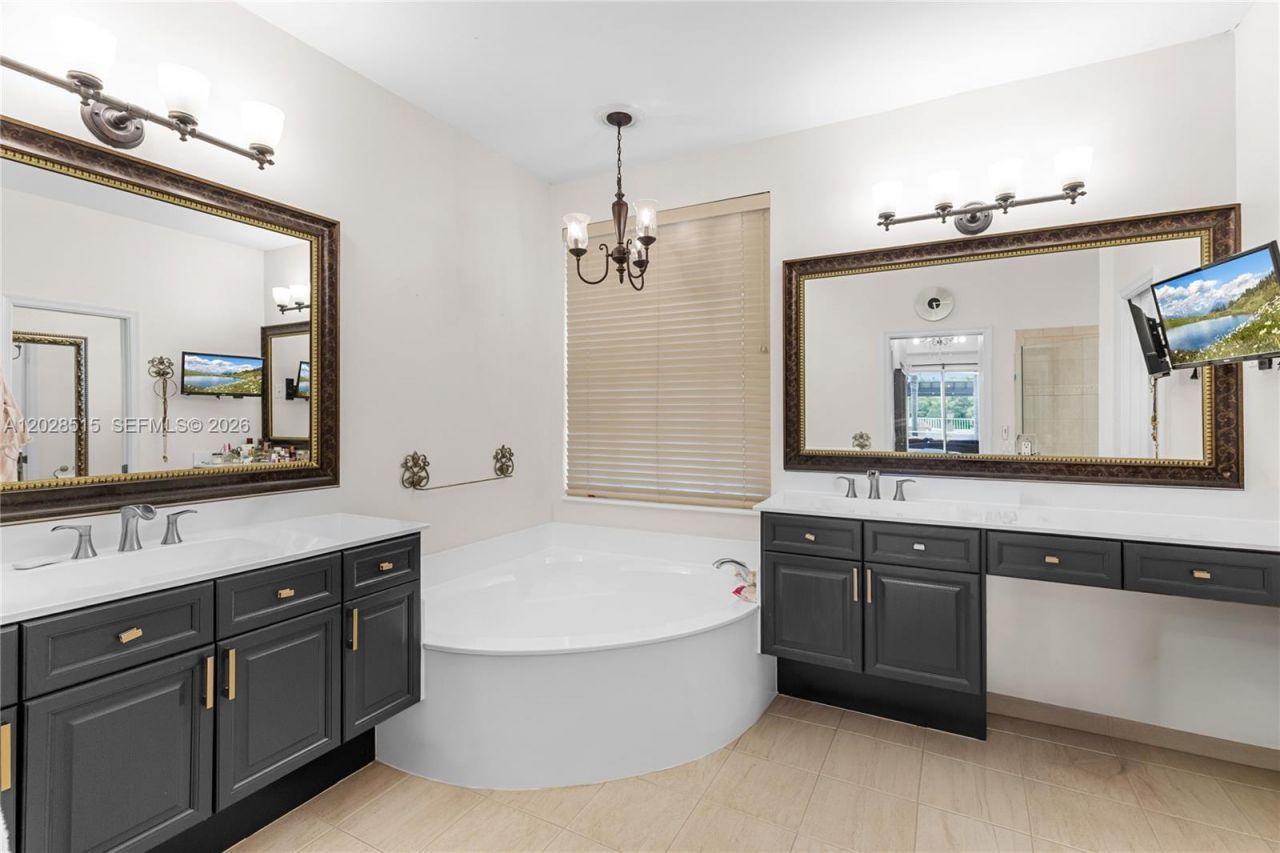 1714 Victoria Pointe Cir, Weston, FL 33327 Photo