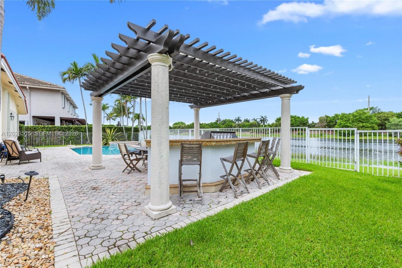 1714 Victoria Pointe Cir, Weston, FL 33327 Photo