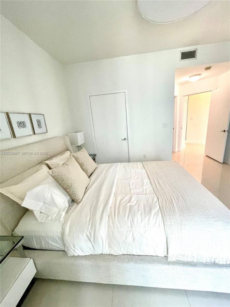 79 SW 12th St, Unit 2407-S, Miami, FL 33130 Photo