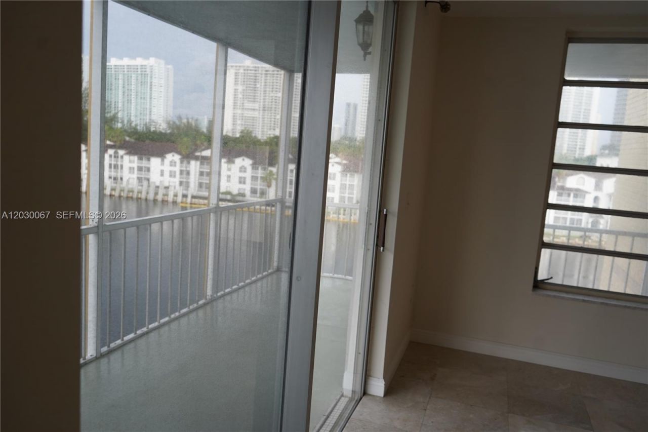 2999 Point East Dr , Unit C614, Aventura, FL 33160 Photo