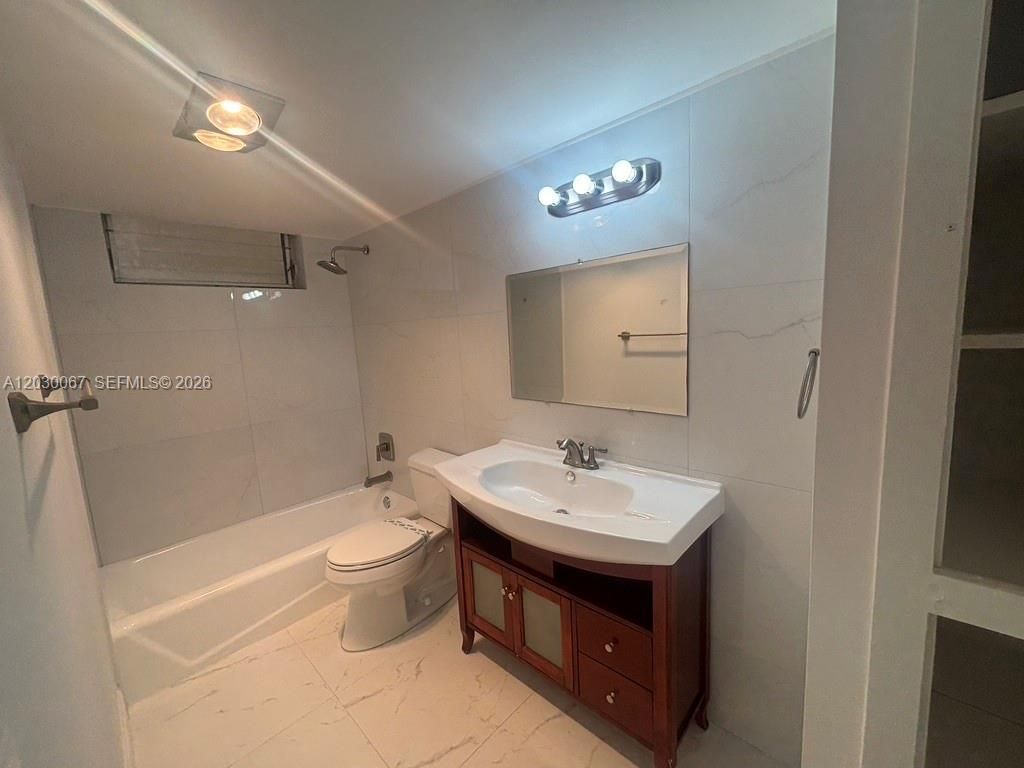 2999 Point East Dr , Unit C614, Aventura, FL 33160 Photo