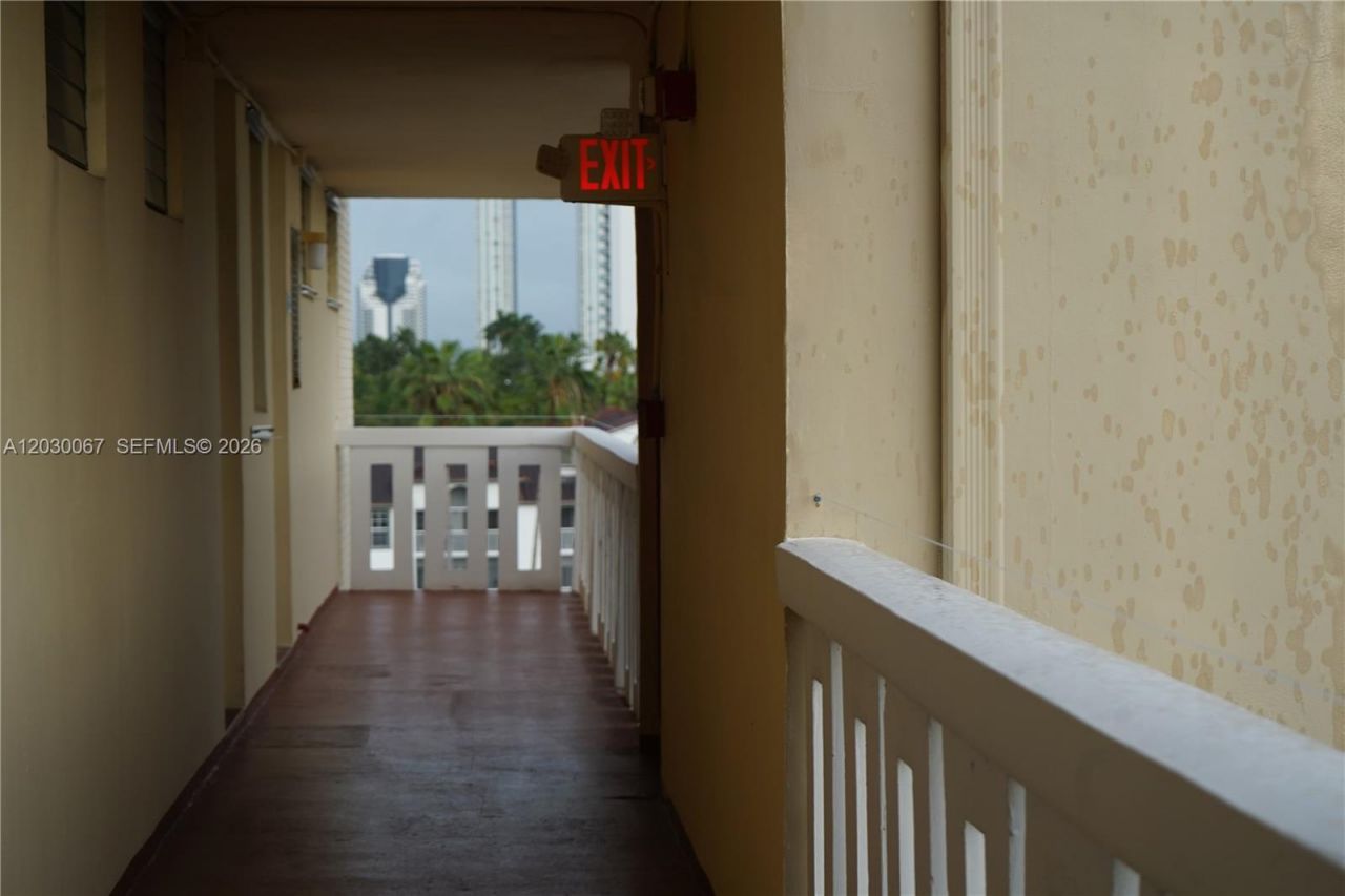 2999 Point East Dr , Unit C614, Aventura, FL 33160 Photo