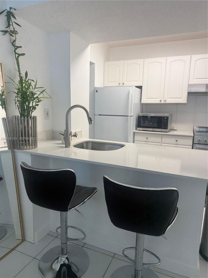 1390 Ocean Dr , Unit 302, Miami Beach, FL 33139 Photo