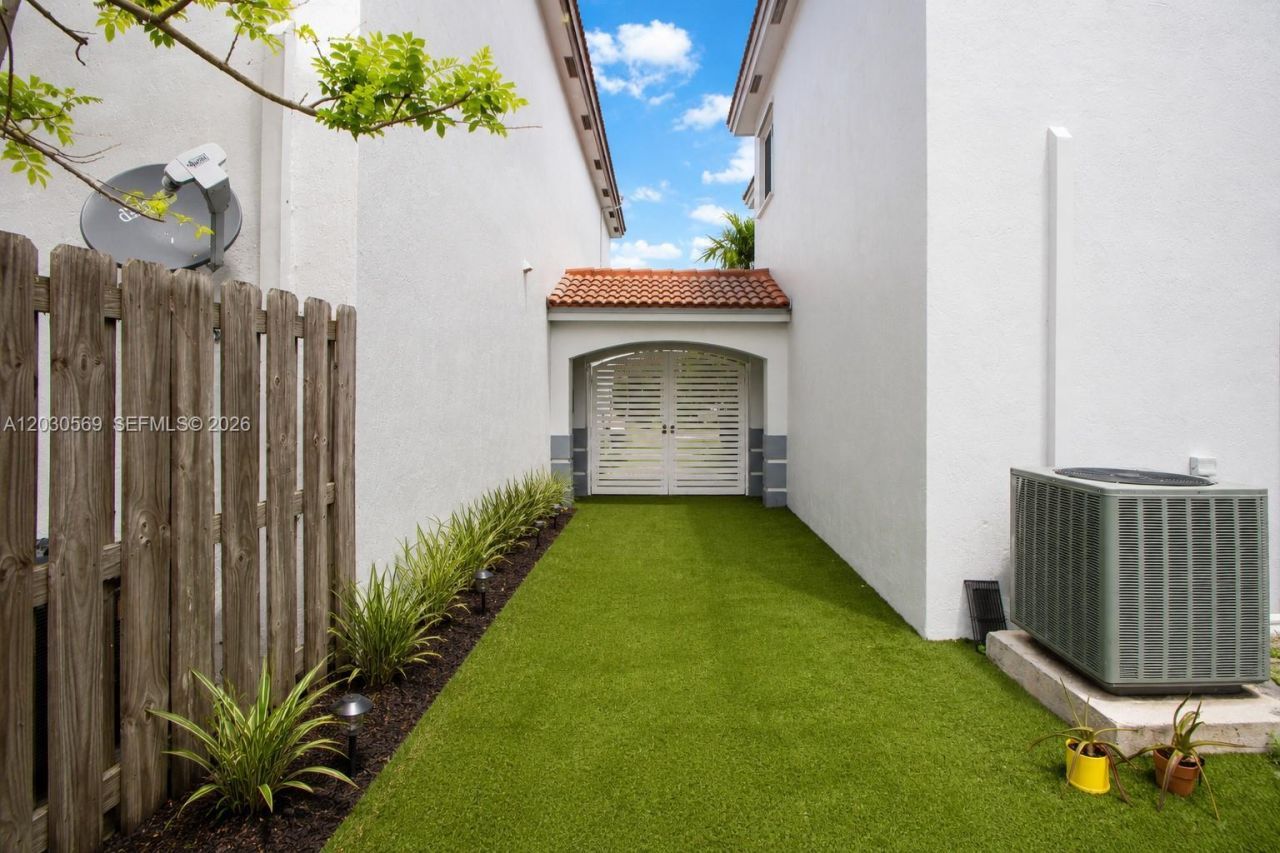 2564 SW 147th Path , Miami, FL 33185 Photo