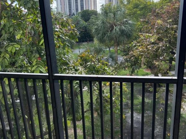 3301 N Country Club Dr , Unit 407, Aventura, FL 33180