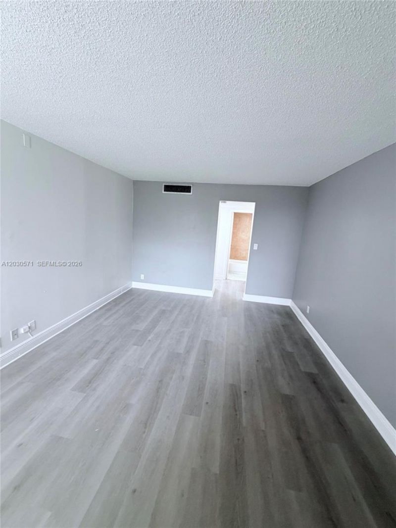 3301 N Country Club Dr, Unit 407, Aventura, FL 33180 Photo