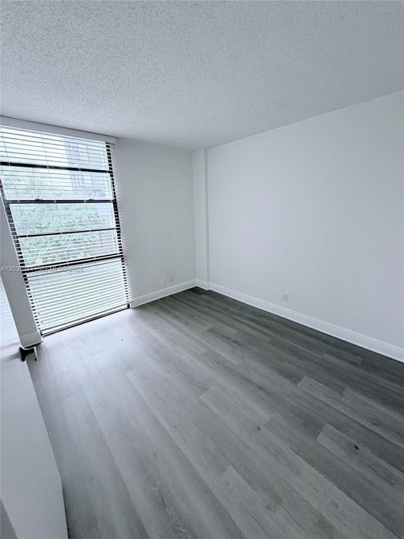 3301 N Country Club Dr, Unit 407, Aventura, FL 33180 Photo