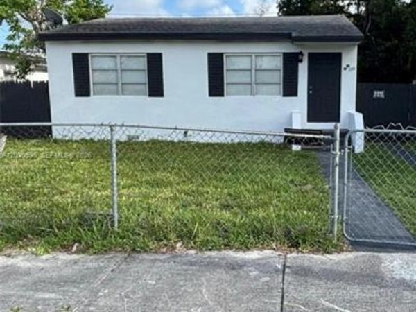 1084 NW 74th St , Miami, FL 33150