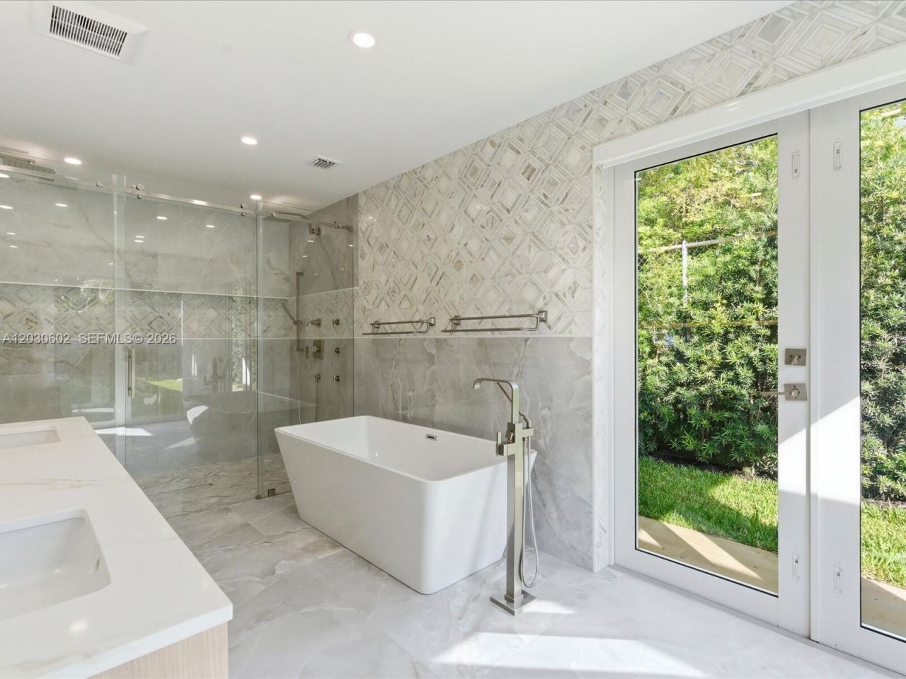 291 E Shore Dr E , Miami, FL 33133 Photo
