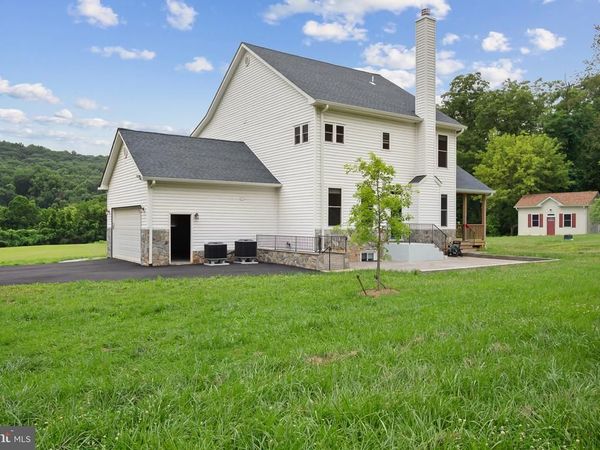 5201 CAROLYNS WAY, LINDEN, VA 22642