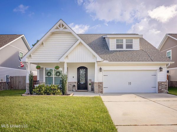 211 Madison Place Drive, Ocean Springs, MS 39564