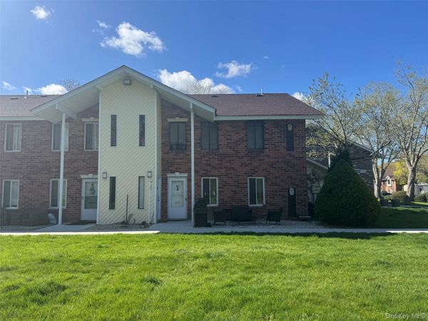 18 Navajo Court , Unit 18, Coram, NY 11727